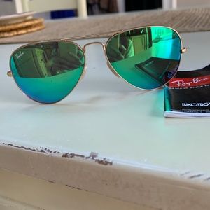 Green-reflective Ray-Ban aviators